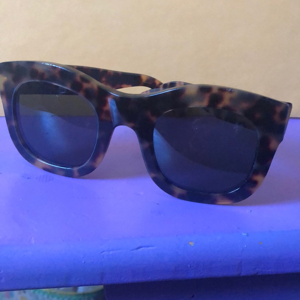 Illesteva Hamilton sunglasses black lenses